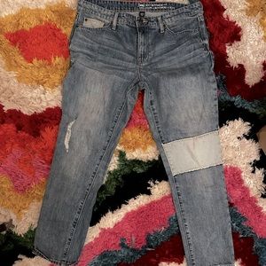 GAP Patch/Distressed Jean